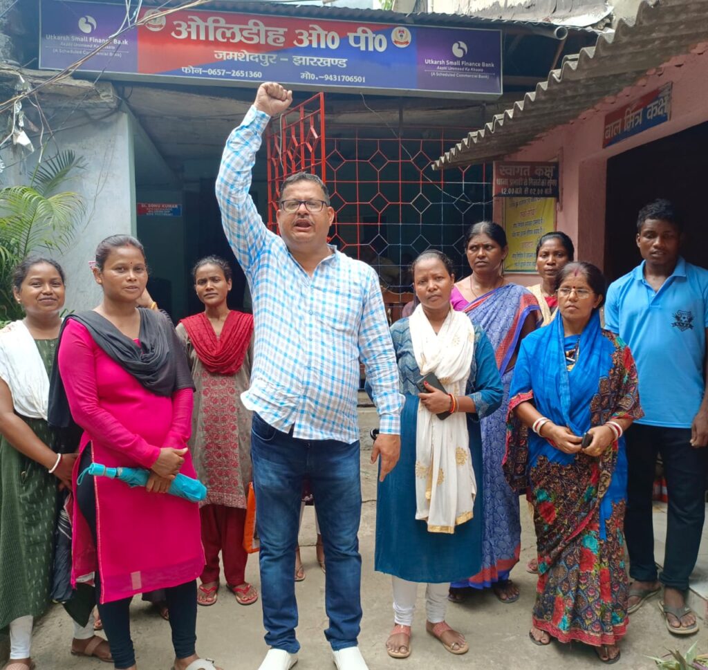 Jamshedpur: अड्डे बाजी और नशा सामग्री बिक्री के खिलाफ आदिवासी महिलाओं का उलीडीह थाना में प्रदर्शन 15