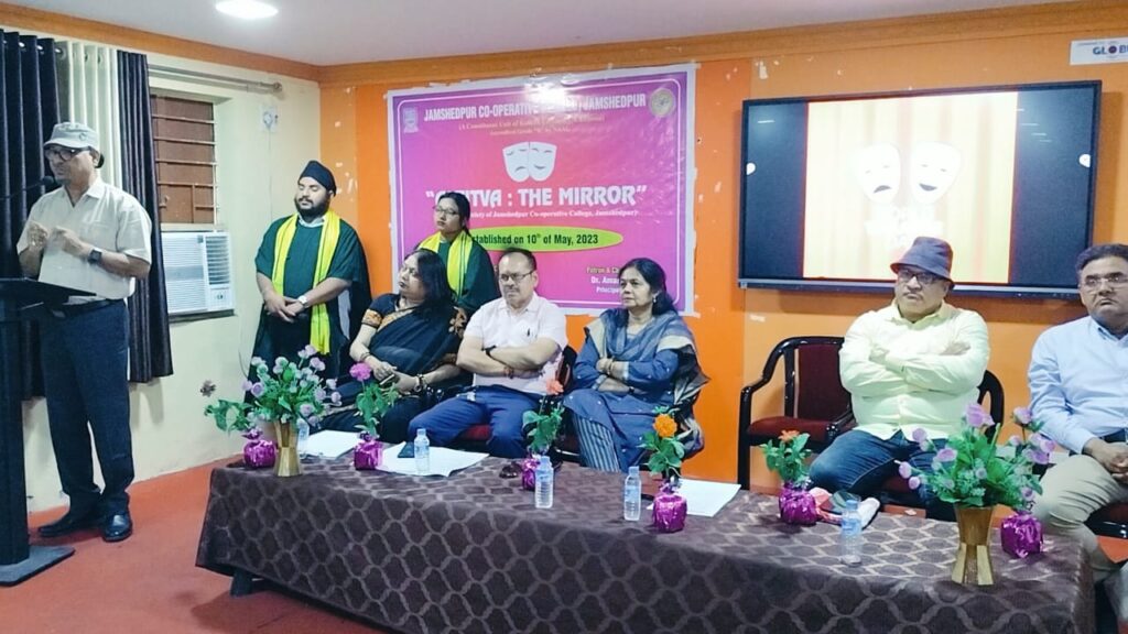 Jamshedpur Co-operative College, जमशेदपुर, के स्वामी विवेकानंद सभागार में विश्व रंगमंच दिवस के उपलक्षय एक सेमिनार का आयोजन किया गया 18