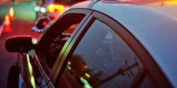 MGM Principal Car Incident:बिष्टुपुर में बीच सड़क पर कार, प्रिंसिपल की निकली गाड़ी तो मचा बवाल