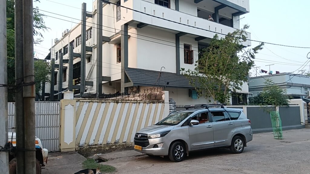 Chaibasa IT raid:चाईबासा में छापेमारी से मचा हड़कंप, किसी को अंदर-बाहर की इजाजत नहीं 14
