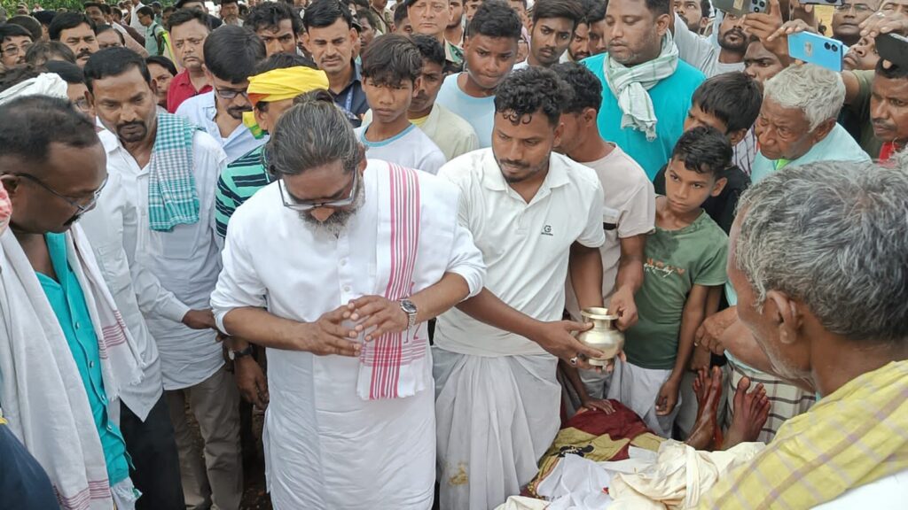 Jharkhand Activist:विस्थापितों की लड़ाई लड़ने वाले कपूर बागी का चाकुलिया में अंतिम संस्कार 15