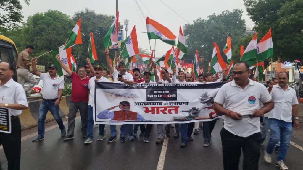 Tiranga Yatra: जमशेदपुर में सेना के सम्मान में तिरंगा यात्रा निकाली गई 15
