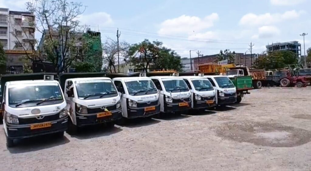 Jamshedpur Strike: ट्यूब डिवीजन आदित्यपुर वेस्ट मैनेजमेंट कंपनी के खिलाफ सफाई कर्मचारियों का प्रदर्शन 15