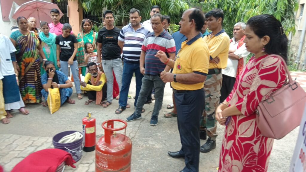 Mock drill Jugsalai:आपदा के समय कैसे करें बचाव, रेल डिफेंस ने बताया तरीका 15