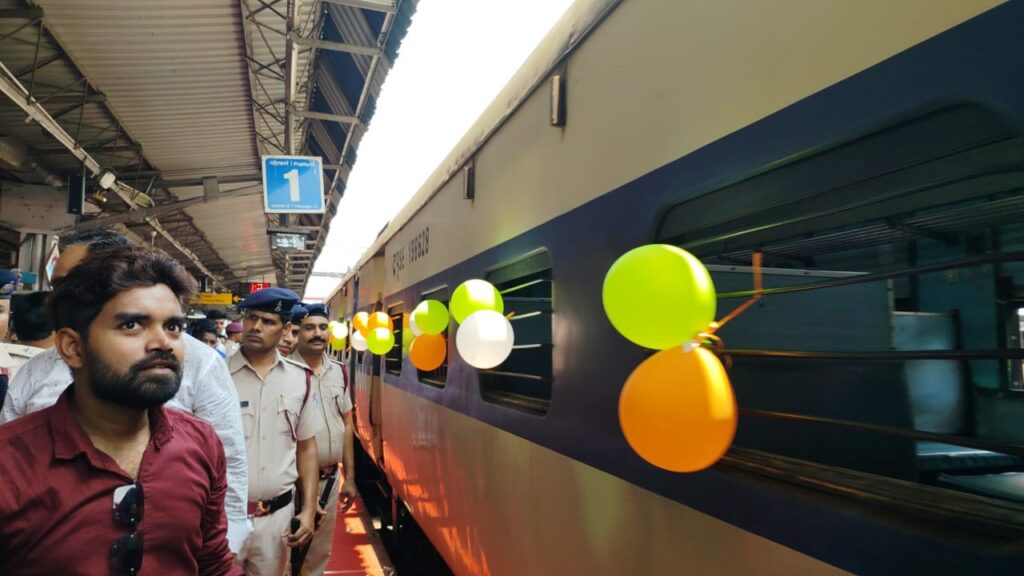 Tatanagar MEMU Trains:दक्षिण पूर्व रेलवे ने शुरू की दो मेमू पैसेंजर ट्रेनें, टाटानगर स्टेशन से हुई रवाना 14