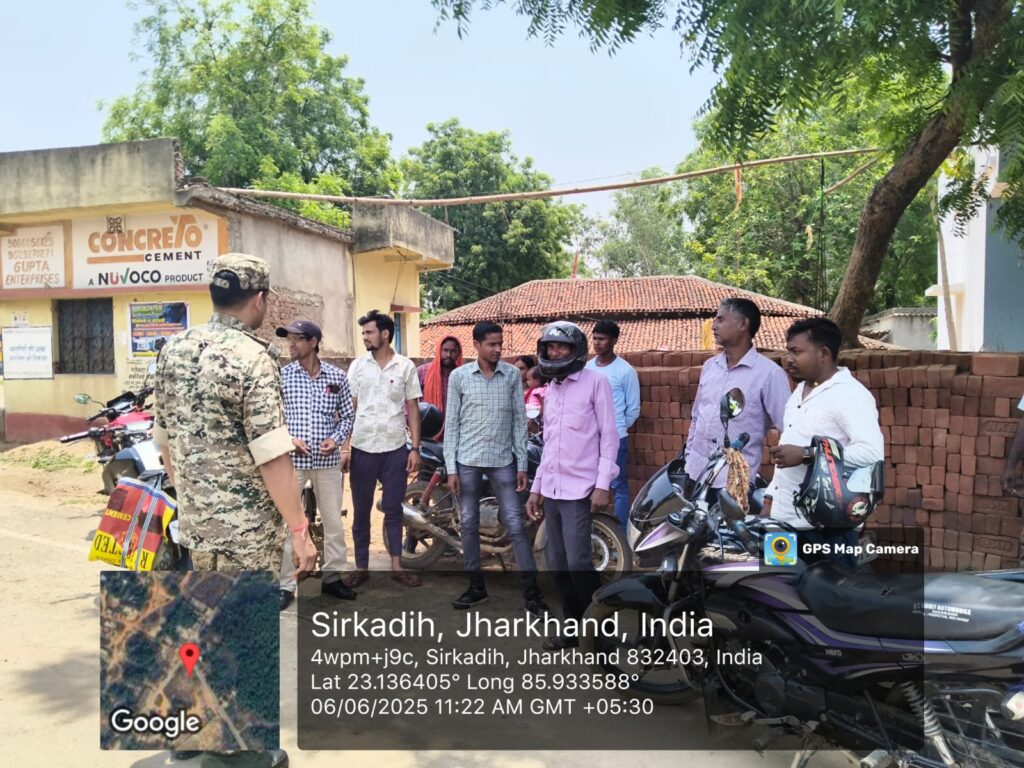 Tiruldih road safety:तिरुलडीह में चला सड़क सुरक्षा अभियान, ग्रामीणों को दिलाई गई शपथ 15