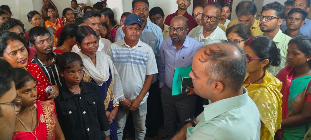 DC Visit:बोड़ाम में डीसी ने किया सबर पहाड़िया परिवारों के साथ बैठक,जाने रोजगार सृजन के साधन 15
