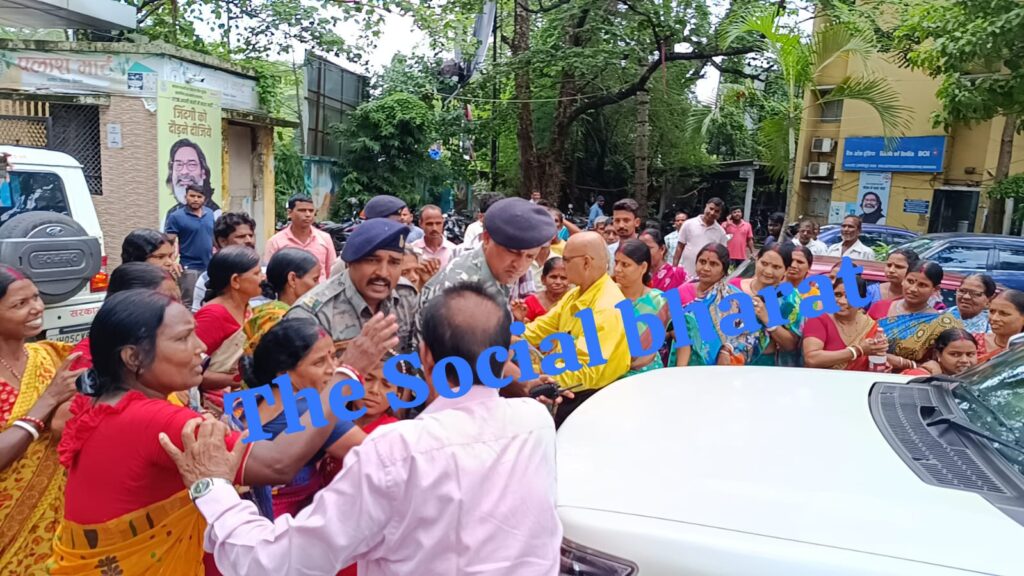 Forest Department Notice: गोकुल नगर निवासियों ने उपायुक्त वाहन रोका, पुनर्वास की मांग लेकर जमाया प्रचंड विरोध 14