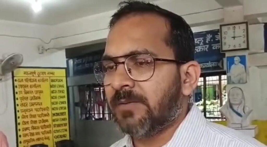 Seraikela Flood Alert: नदी का जलस्तर बढ़ा‚ उपायुक्त ने दी चेतावनी‚ आपात स्थिति में तुरंत संपर्क करने का निर्देश 16