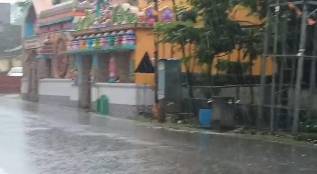 Jharkhand Rain Impact : खरसावां में झमाझम बारिश से जनजीवन प्रभावित, खेतों में पानी भरने से फसल को नुकसान 15