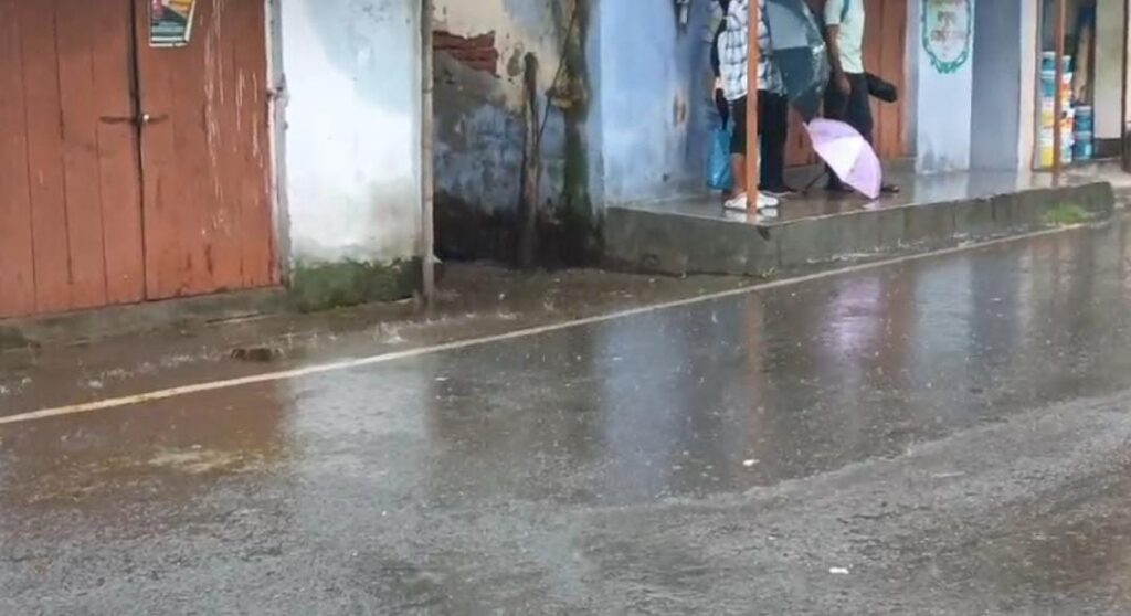 Jharkhand Rain Impact : खरसावां में झमाझम बारिश से जनजीवन प्रभावित, खेतों में पानी भरने से फसल को नुकसान 17