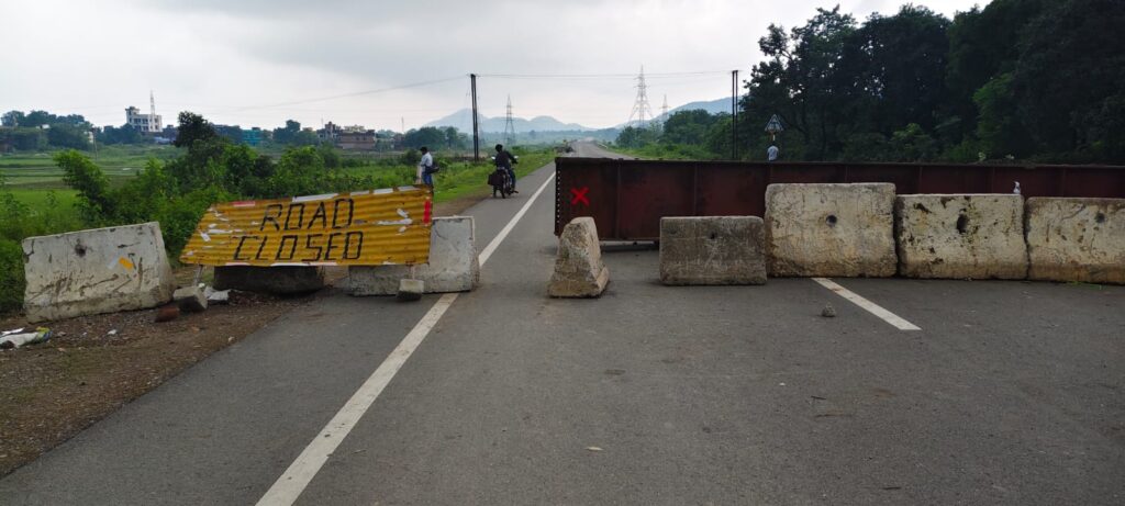Chandil Bypass: चांडिल बाजार का एनएच बाईपास अब तक बंद‚ यात्रियों को घंटों जाम में फंसना पड़ रहा 13