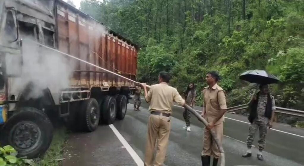 Truck Fire Jharkhand: लखना सिंह घाटी में ट्रक में लगी आग, चालक ने कूदकर बचाई जान, पुलिस ने की त्वरित कार्रवाई 17
