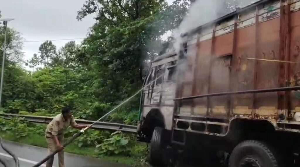 Truck Fire Jharkhand: लखना सिंह घाटी में ट्रक में लगी आग, चालक ने कूदकर बचाई जान, पुलिस ने की त्वरित कार्रवाई 15