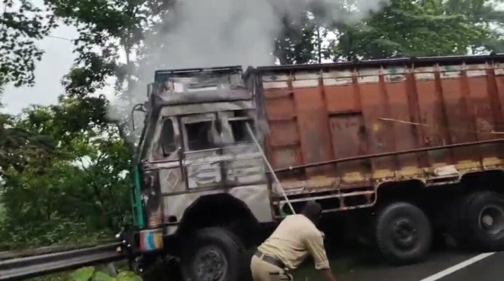 Truck Fire Jharkhand: लखना सिंह घाटी में ट्रक में लगी आग, चालक ने कूदकर बचाई जान, पुलिस ने की त्वरित कार्रवाई 16