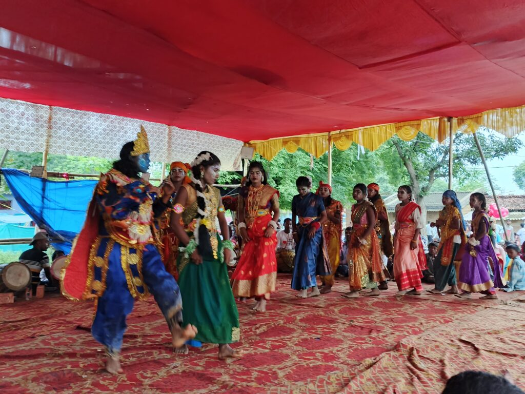 Potka Dance Festival: जमीन मिलते ही बनेगा स्थायी मंच, राजा-महाराजा के दौर से चला आ रहा है छऊ सांसद ने बताया सांस्कृतिक गौरव 14