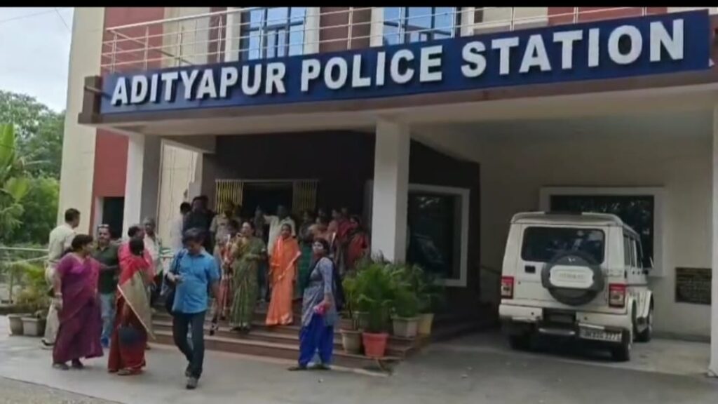 Adityapur House Robbery: लाखों के जेवरात और नगद पर हाथ साफ बेटी की शादी के लिए रखे गहने‚ चोरों ने एक रात में उड़ाए 13