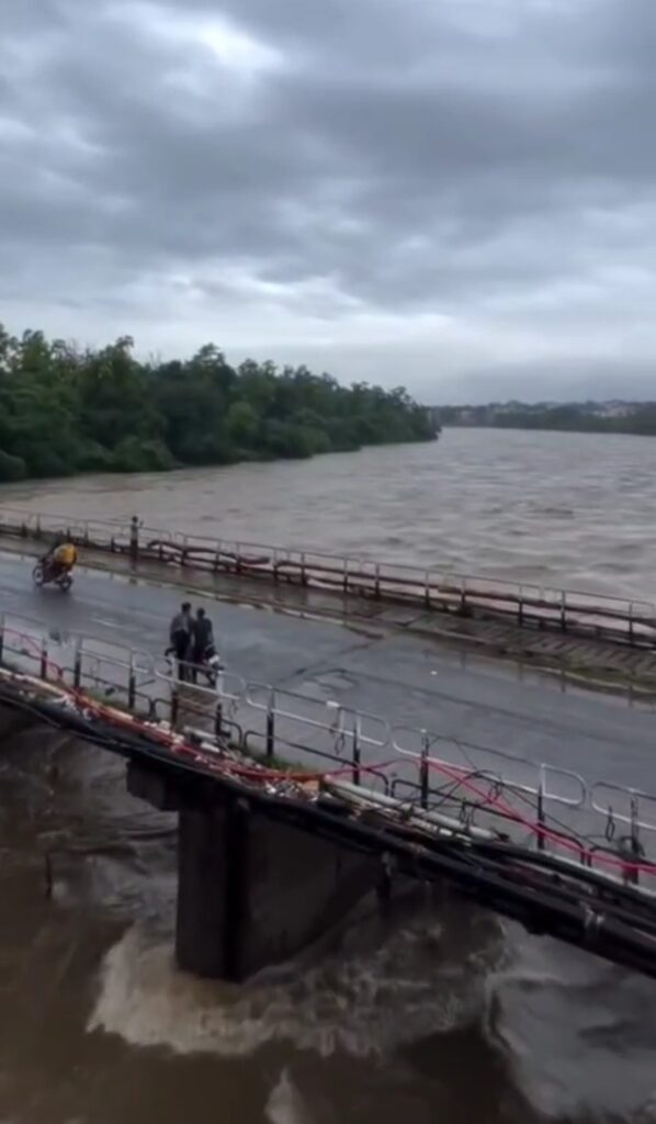 Seraikela Flood Alert: नदी का जलस्तर बढ़ा‚ उपायुक्त ने दी चेतावनी‚ आपात स्थिति में तुरंत संपर्क करने का निर्देश 15