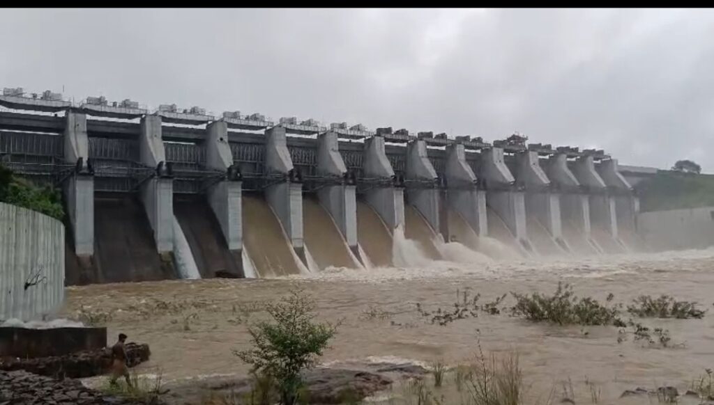 Flood Alert Issued: खतरे के करीब पहुंचा जलस्तर‚ दस फाटकों से छोड़ा जा रहा पानी 15