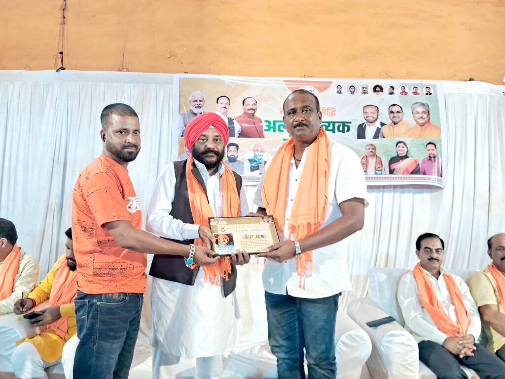 BJP Card Distribution: अल्पसंख्यक चौपाल में योजनाओं की चर्चा‚ मोदी सरकार की 11 वर्षों की उपलब्धियां 16