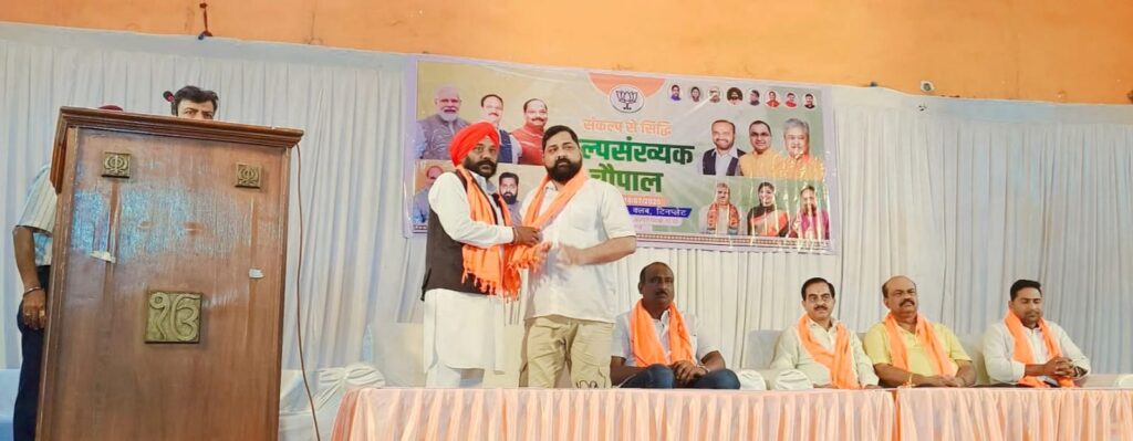 BJP Card Distribution: अल्पसंख्यक चौपाल में योजनाओं की चर्चा‚ मोदी सरकार की 11 वर्षों की उपलब्धियां 15