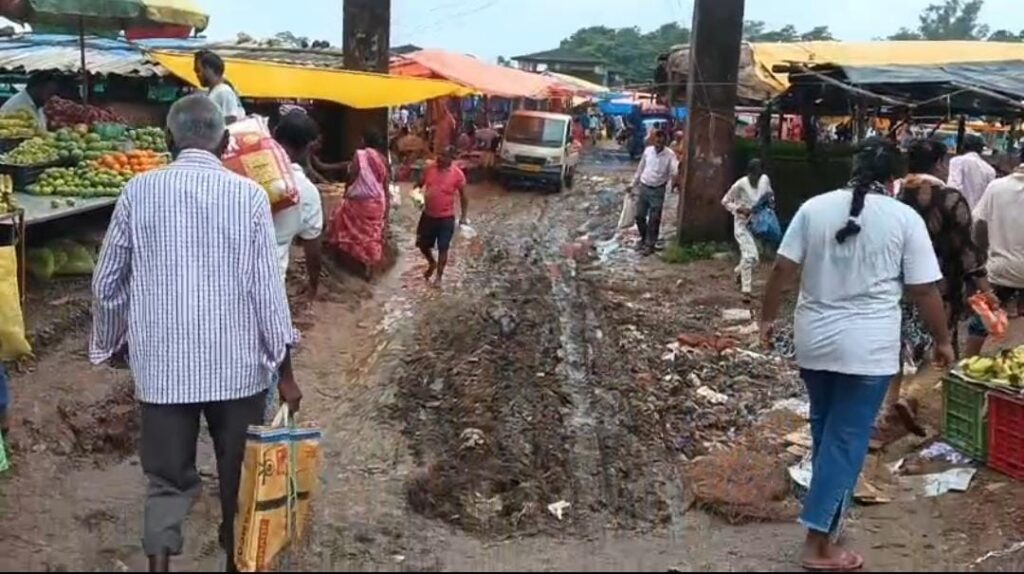 Kharsawan Waterlogging: साप्ताहिक हाट कीचड़मय‚ व्यापारी और ग्रामीण परेशान 21