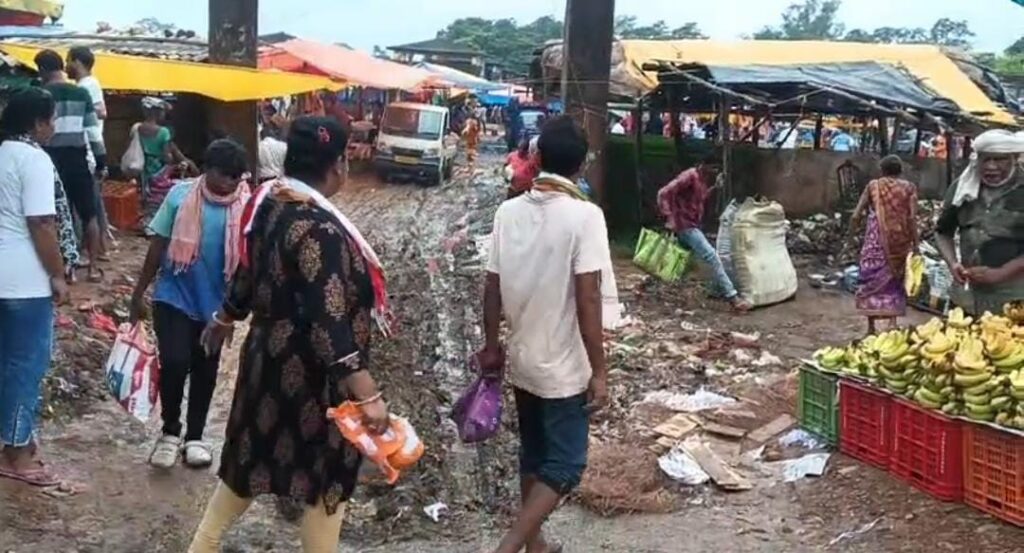 Kharsawan Waterlogging: साप्ताहिक हाट कीचड़मय‚ व्यापारी और ग्रामीण परेशान 19