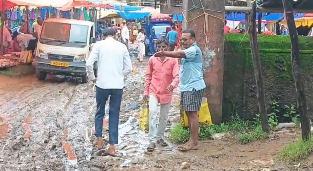 Kharsawan Waterlogging: साप्ताहिक हाट कीचड़मय‚ व्यापारी और ग्रामीण परेशान 18