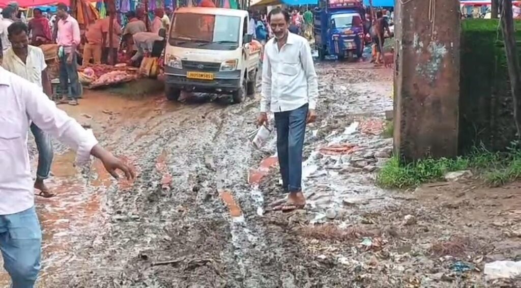 Kharsawan Waterlogging: साप्ताहिक हाट कीचड़मय‚ व्यापारी और ग्रामीण परेशान 15