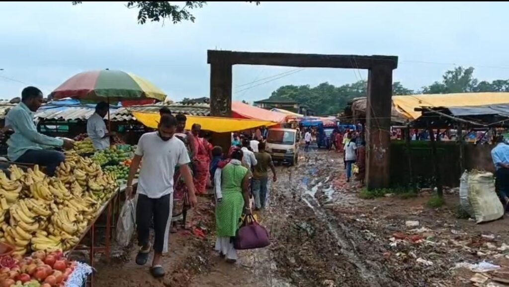 Kharsawan Waterlogging: साप्ताहिक हाट कीचड़मय‚ व्यापारी और ग्रामीण परेशान 16