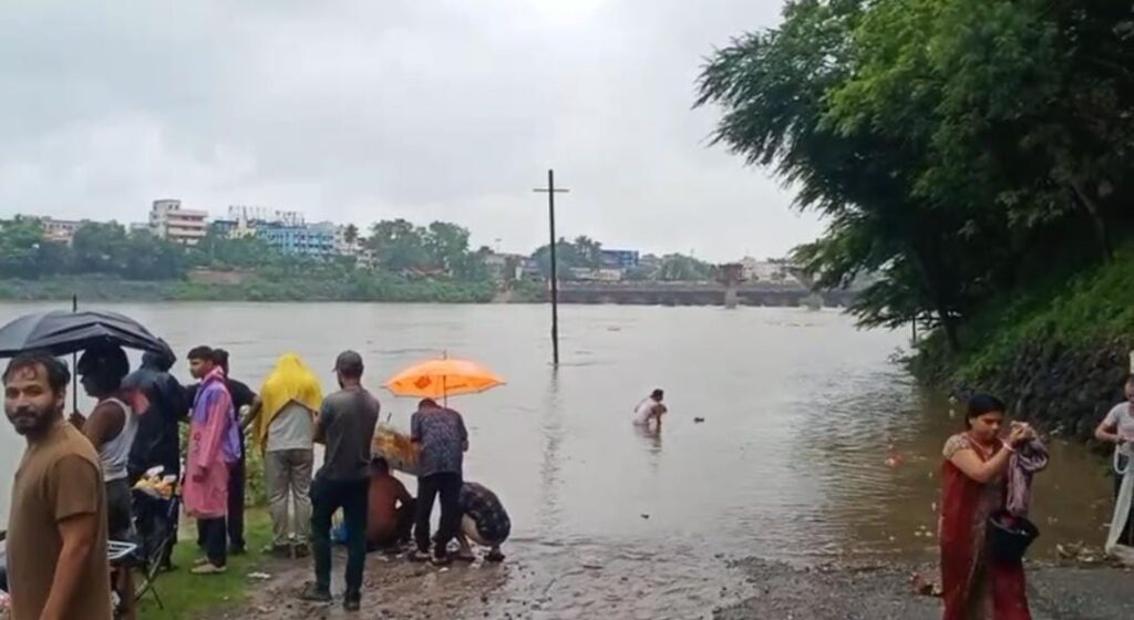 Seraikela Farmer Losses: नदी किनारे सब्जी खेत जलमग्न‚ खीरा-टमाटर नष्ट, आर्थिक नुकसान गहरा 15