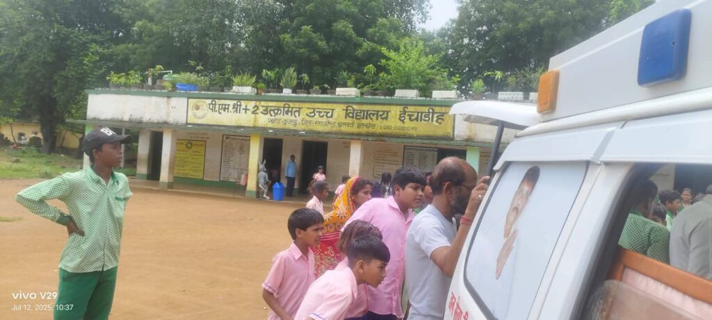 Kukru Health Failure: छात्र के अचेत होते ही मची अफरा-तफरी‚ सरकारी एंबुलेंस नदारद 16
