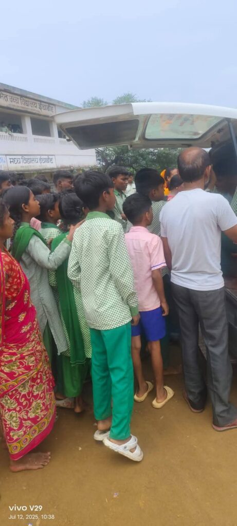 Kukru Health Failure: छात्र के अचेत होते ही मची अफरा-तफरी‚ सरकारी एंबुलेंस नदारद 15
