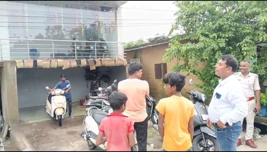Adityapur Child Labor:14 साल से कम उम्र के बच्चों से करवाया जा रहा था काम‚ कानून की खुली अवहेलना 15