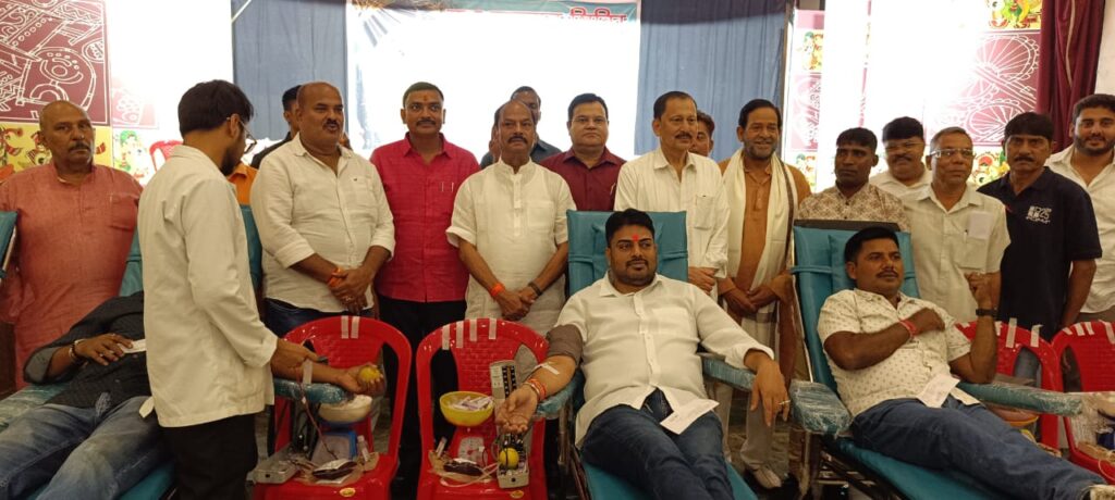 Jamshedpur Blood Drive: जमशेदपुर दुर्गा पूजा केंद्रीय समिति के रक्तदान शिविर में हुआ 151 यूनिट रक्त संग्रह, समिति ने रक्तदाताओं का जताया आभार 17