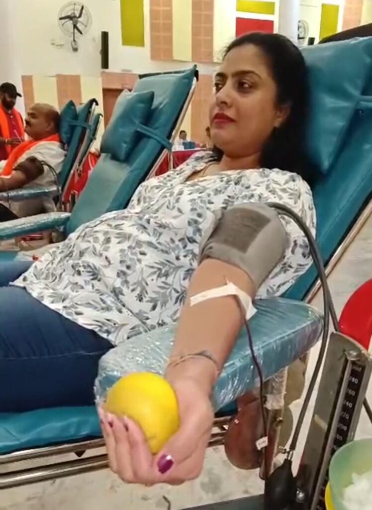 Jamshedpur Blood Drive: जमशेदपुर दुर्गा पूजा केंद्रीय समिति के रक्तदान शिविर में हुआ 151 यूनिट रक्त संग्रह, समिति ने रक्तदाताओं का जताया आभार 18