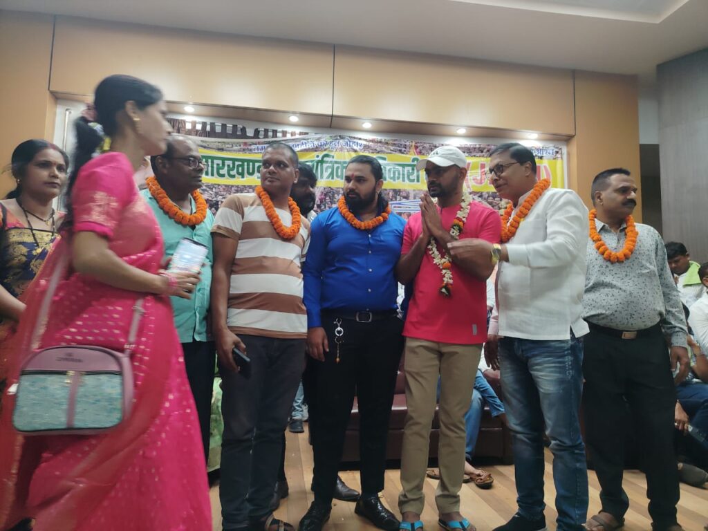 Jairam Mahato Leads: झारखंड लोकतांत्रिक क्रांतिकारी मोर्चा में युवाओं की सक्रिय भागीदारी, पार्टी संगठन में नया जोश 15