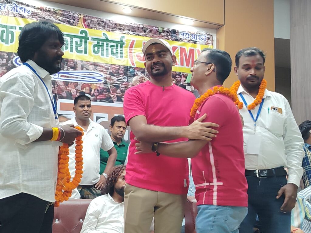 Jairam Mahato Leads: झारखंड लोकतांत्रिक क्रांतिकारी मोर्चा में युवाओं की सक्रिय भागीदारी, पार्टी संगठन में नया जोश 16