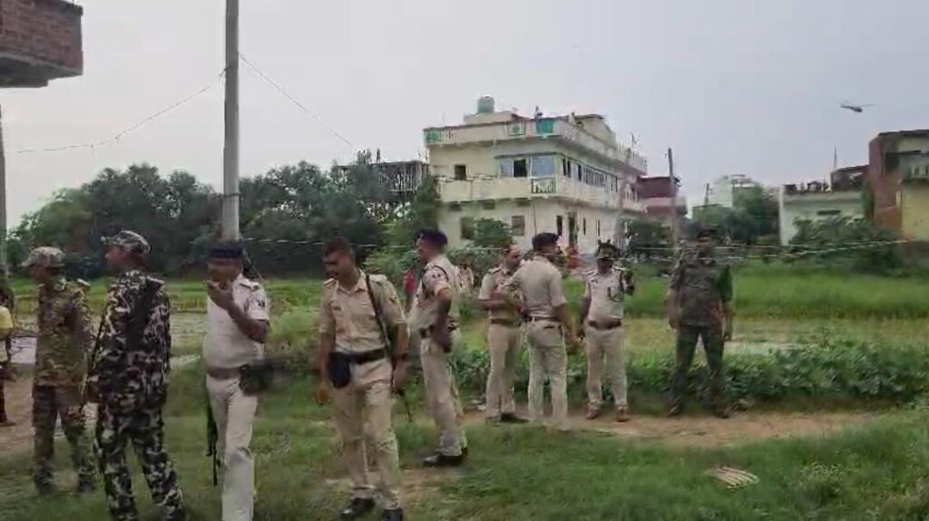 Ramgarh Firing Incident: भाई को गोली मारने के बाद‚ आरोपी छत पर लहराता रहा हथियार 15