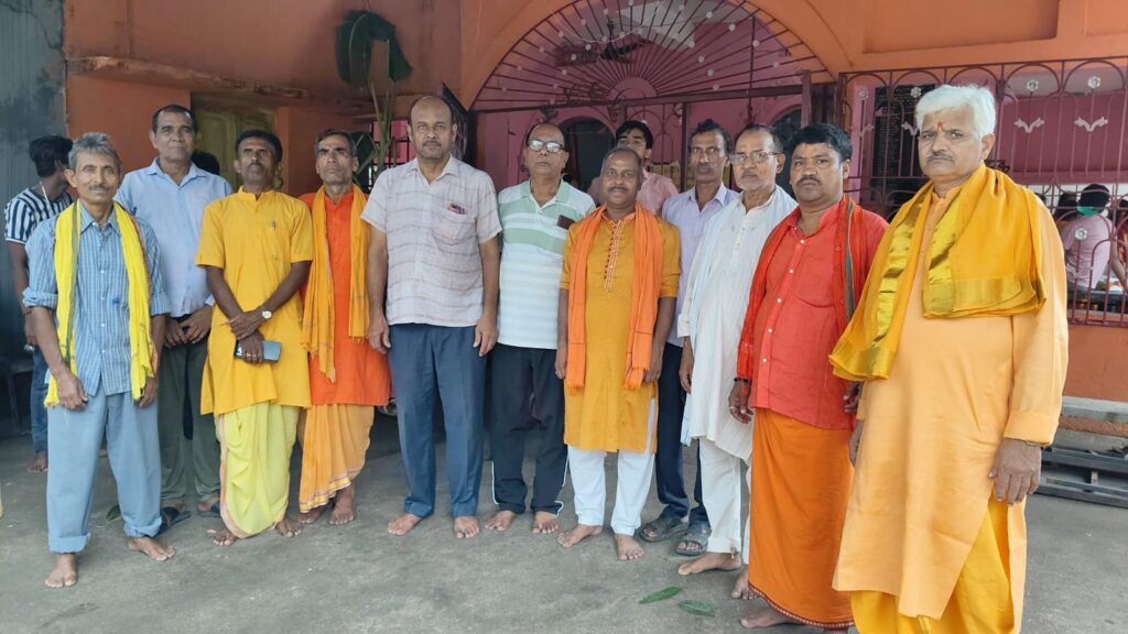 Jamalpur Temple Rituals: स्थापना दिवस के अवसर पर‚ सैकड़ों महिलाओं ने शिवलिंग पर जल चढ़ाकर की पूजा 16
