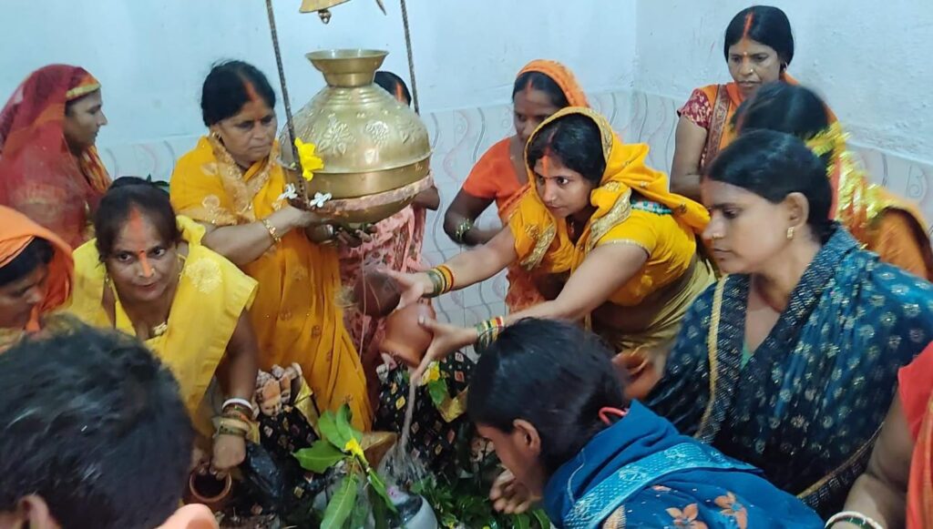 Jamalpur Temple Rituals: स्थापना दिवस के अवसर पर‚ सैकड़ों महिलाओं ने शिवलिंग पर जल चढ़ाकर की पूजा 15