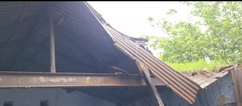 Giridih School Crisis: जर्जर भवन में जान जोखिम में डालकर‚ छतरी लेकर पढ़ने को मजबूर हैं छात्र 16