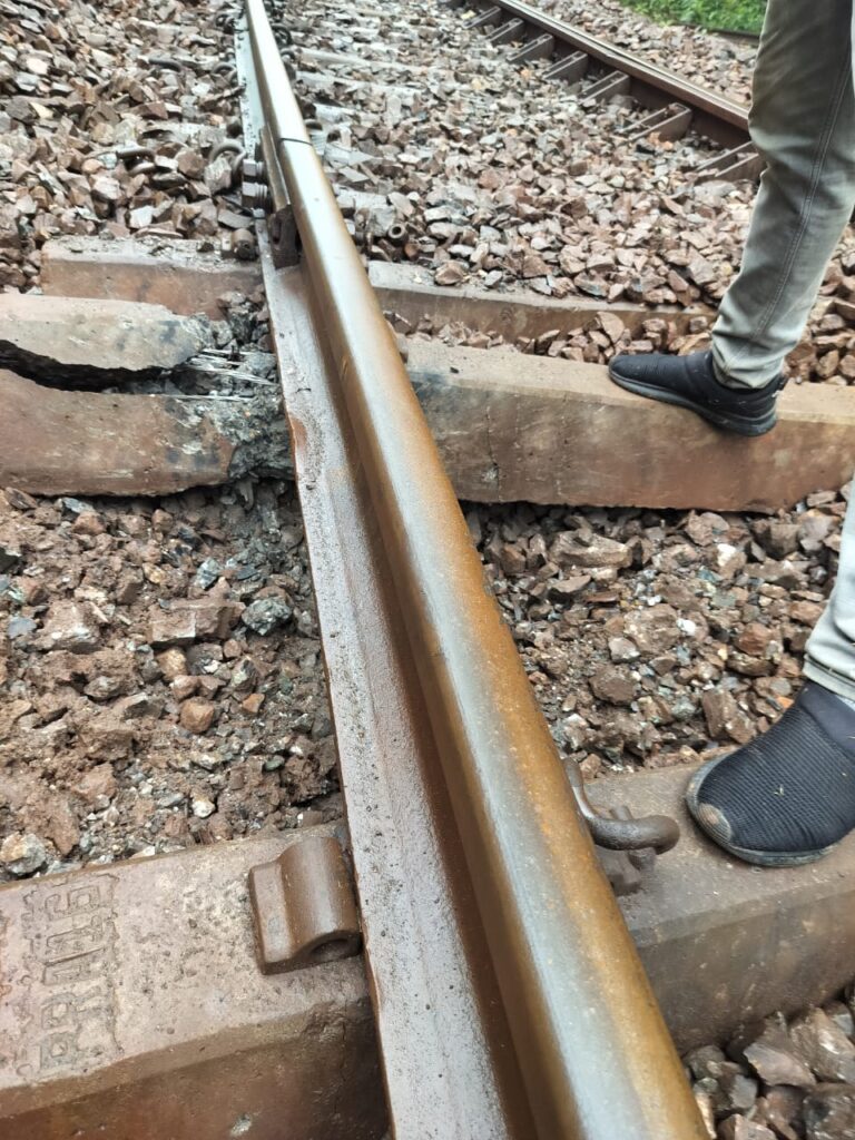 Naxal Rail Blast: रंगरा-करमपाड़ा रेलखंड पर विस्फोट‚ ट्रैक उड़ाकर नक्सलियों ने फैलाई दहशत 16