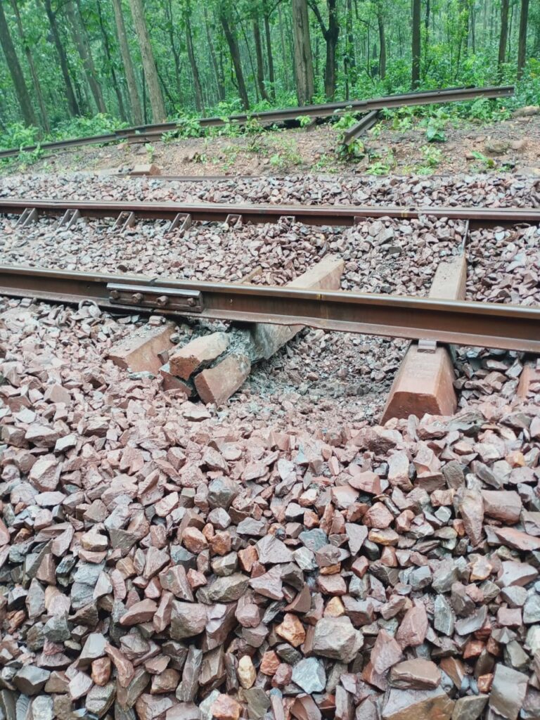 Naxal Rail Blast: रंगरा-करमपाड़ा रेलखंड पर विस्फोट‚ ट्रैक उड़ाकर नक्सलियों ने फैलाई दहशत 15