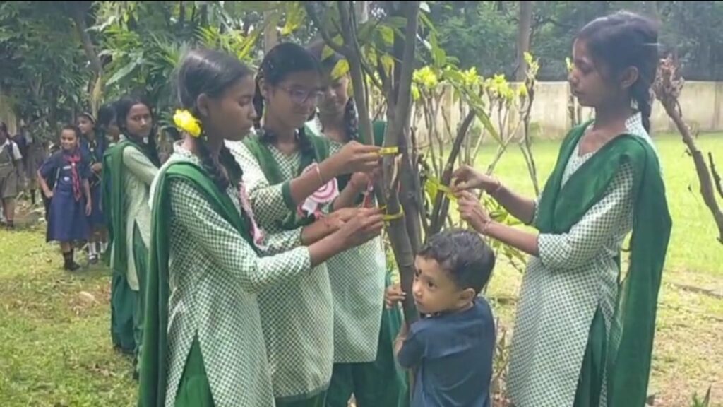 Zoo Friendship Celebration:स्कूली बच्चों ने मनाया फ्रेंडशिप डे‚ पेड़-पौधों और जानवरों को बांधे बैंड 16