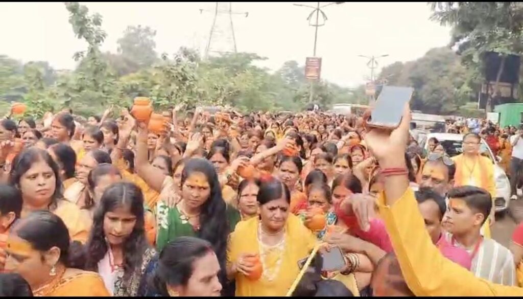Jamshedpur Shivratri: अंतिम सोमवारी पर उमड़ा शिवभक्तों का सैलाब‚ शहर गूंजा हर हर महादेव से 16