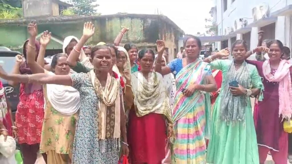 Workers Demand: आदित्यपुर में सफाई कर्मियों का विरोध‚ न्यूनतम मजदूरी दर लागू करने की मांग 15