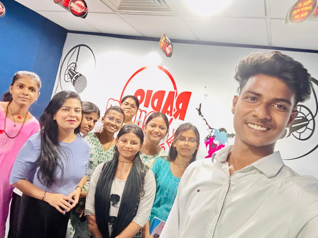 Radio Visit: श्रीनाथ यूनिवर्सिटी के पत्रकारिता छात्रों का शैक्षणिक भ्रमण‚ रेडियो प्रोडक्शन की बारीकियों से रूबरू 15