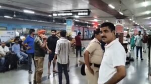 Tatanagar railway station: स्टेशन पर अलर्ट‚ बच्चों को ट्रेन से उतारा गया