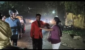 Tatanagar railway station: टाटानगर स्टेशन रोड पर महिला ने युवक को बीच सड़क पीटा‚ राहगीरों ने देखा हाईवोल्टेज ड्रामा